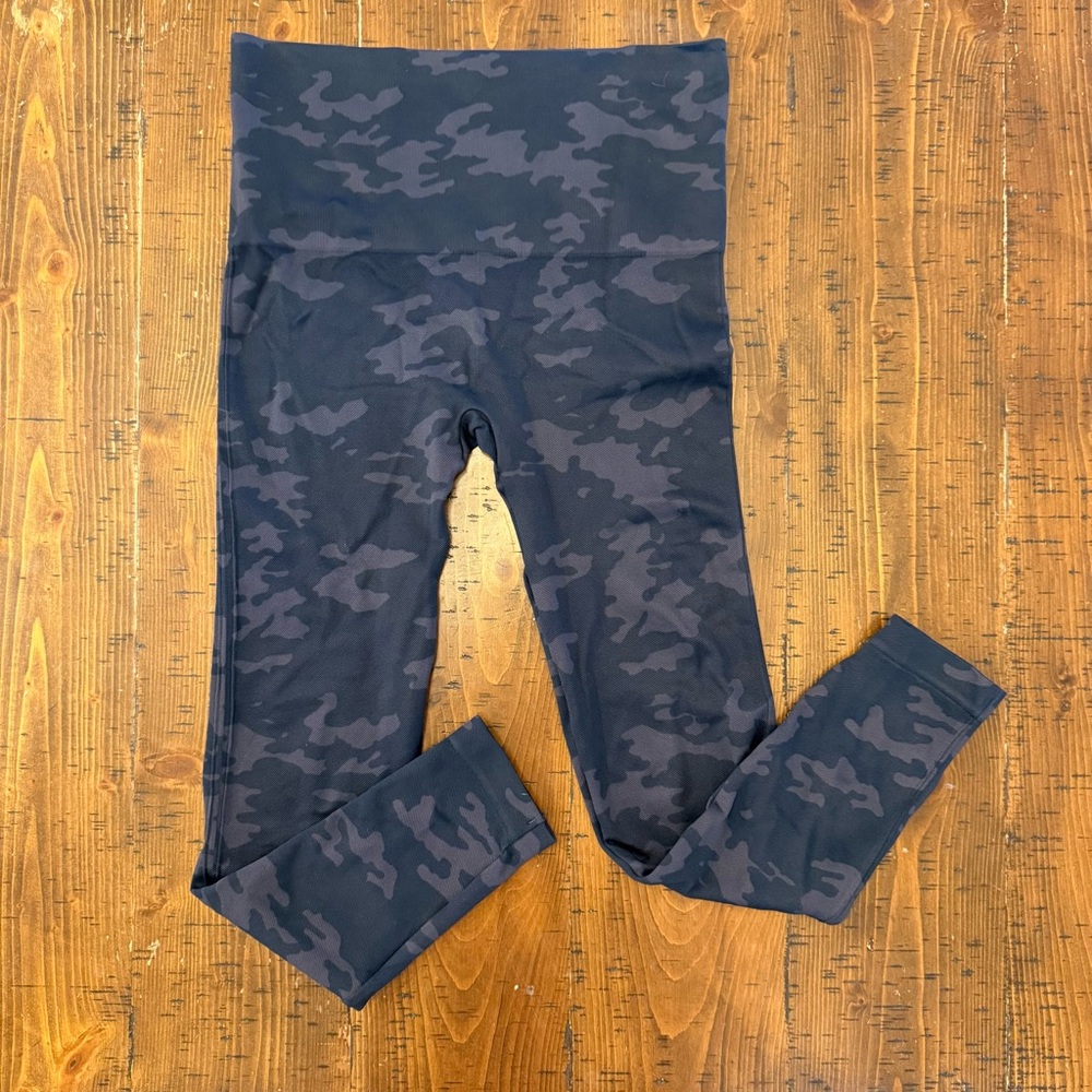 SPANX Legging Yoga Pants Black and Gray Camo Seamless Size Large EUC